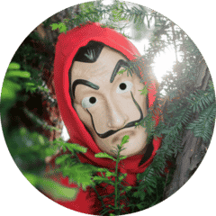 image d'un braqueur avec le masque de Dali, caché dans la forêt